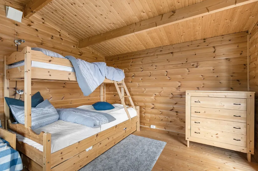 Jak wybrać łóżko piętrowe z antresolą