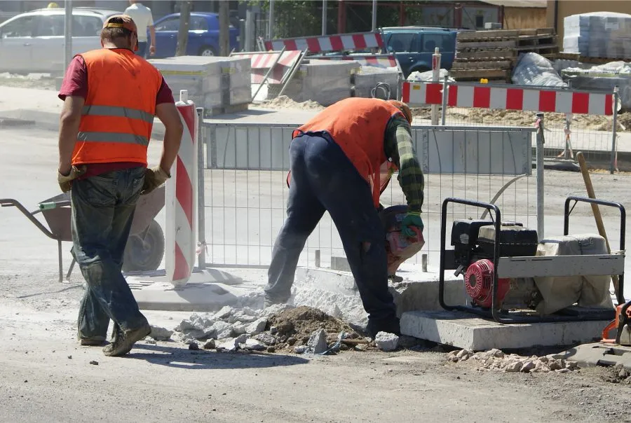 Co komplikuje i wydłuża proces budowania dróg i autostrad?